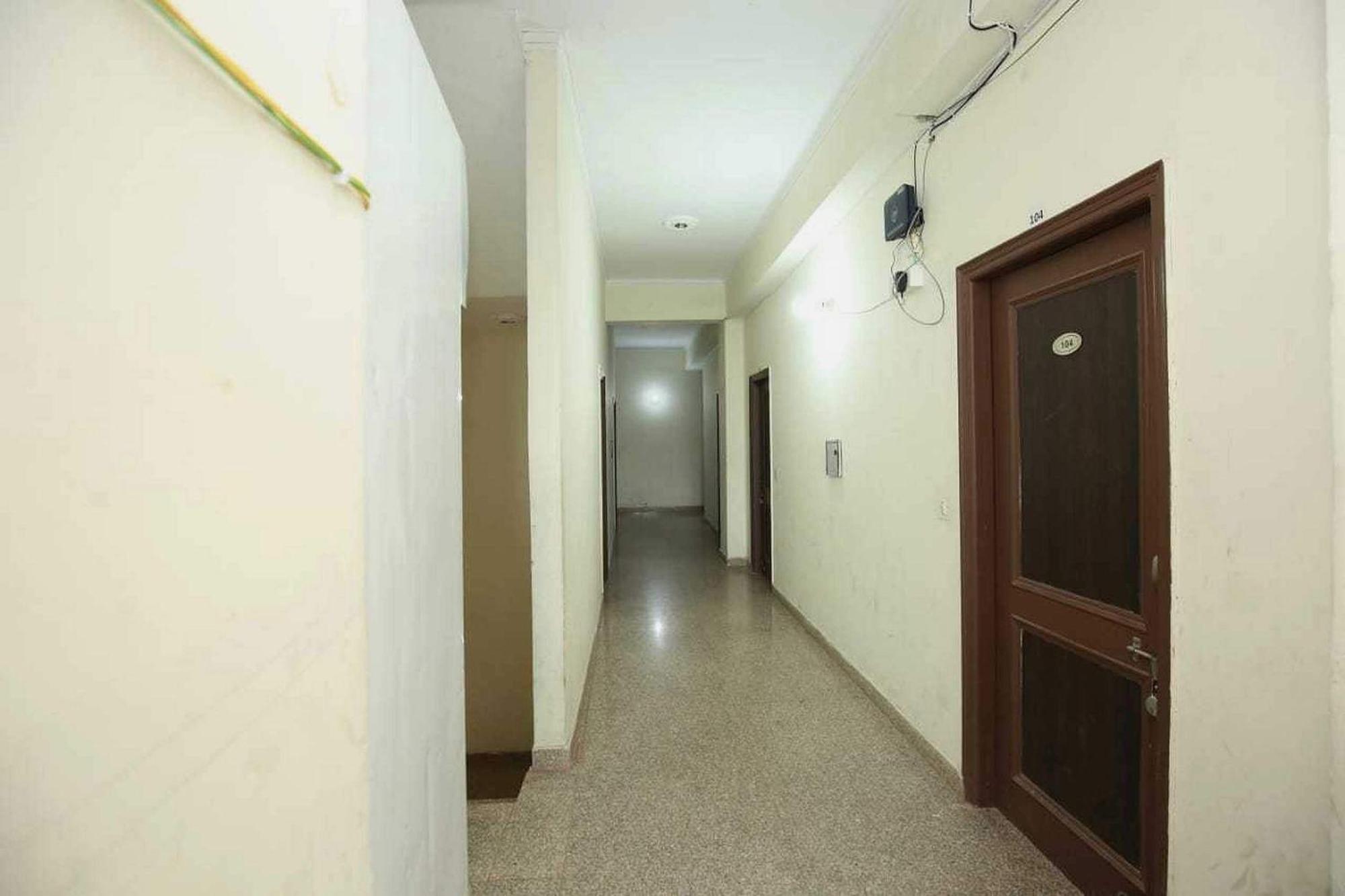 Oyo 91941 Hotel Golden Crown Sirhind 外观 照片